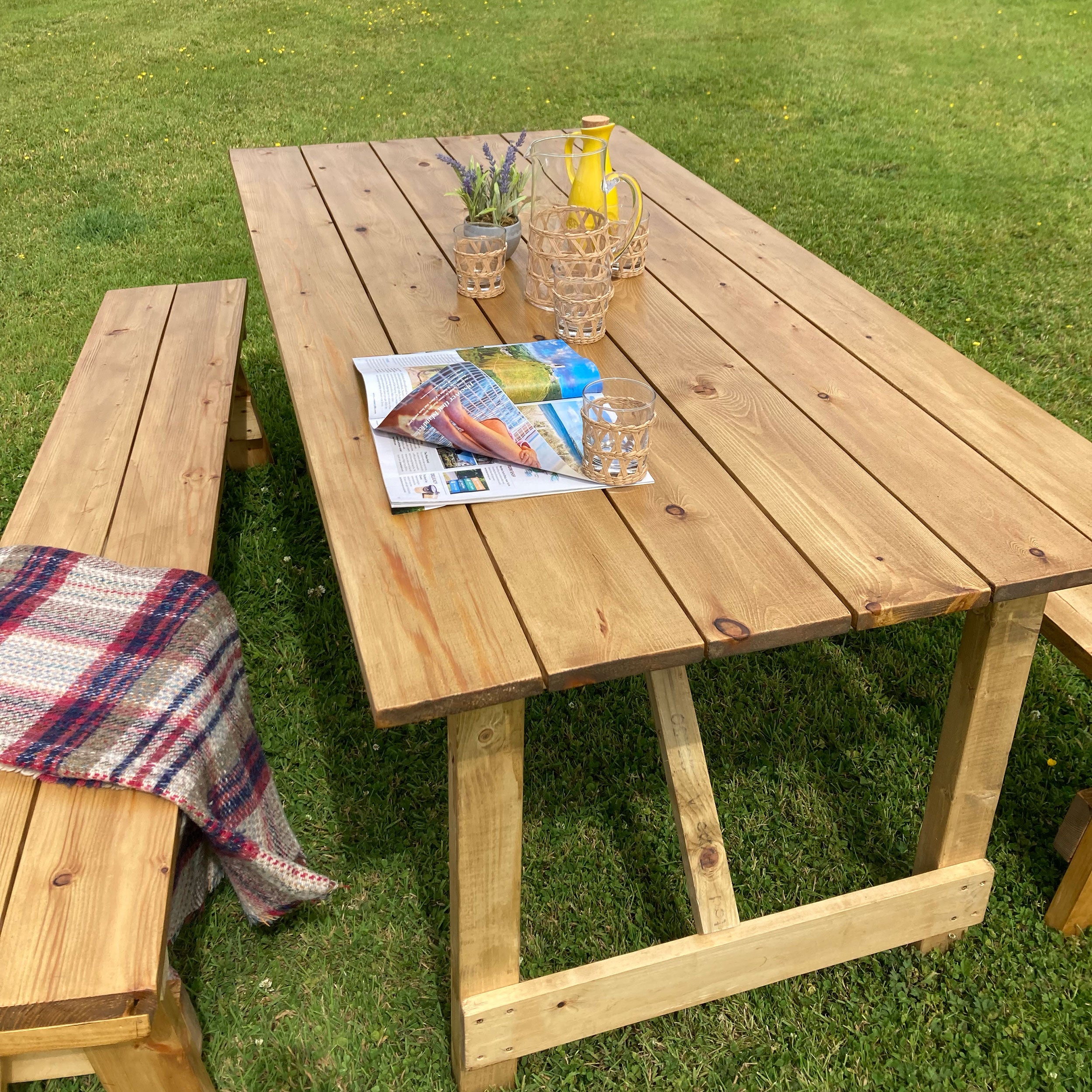 Foldable table store with bench